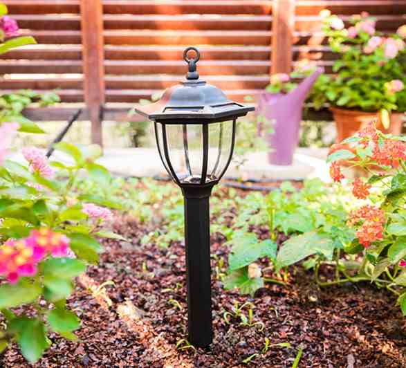 Comment fonctionne une lampe solaire de jardin ?