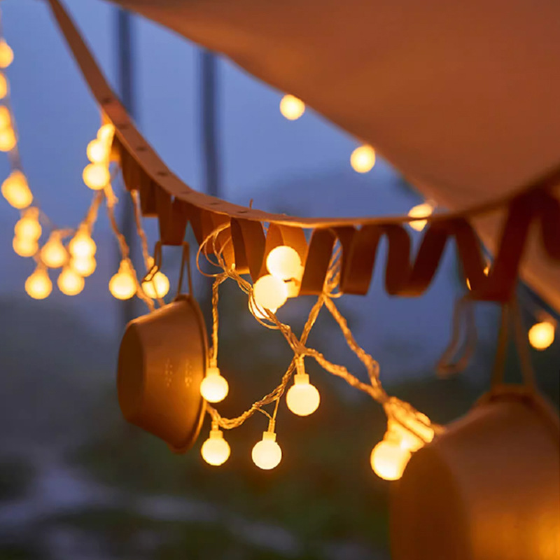 Guirlandes solaires pour égayer les soirées sur le patio.