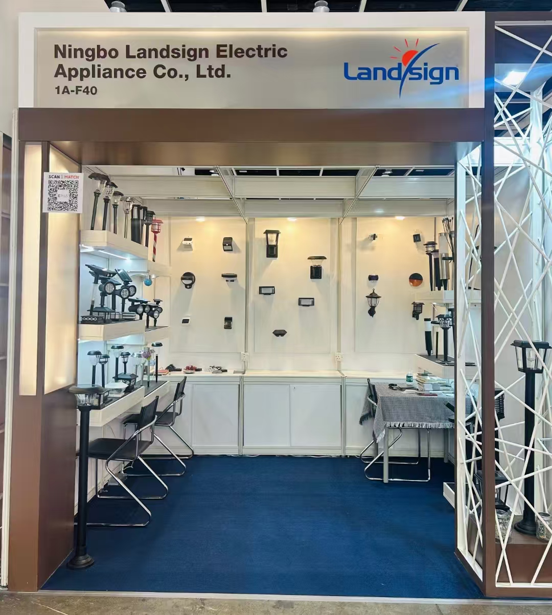 L'entreprise présente des lampes solaires innovantes au salon de l'éclairage de Hong Kong