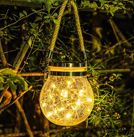 Faites bon usage des lampes à énergie solaire pour créer une atmosphère chaleureuse et cosy sur le balcon.