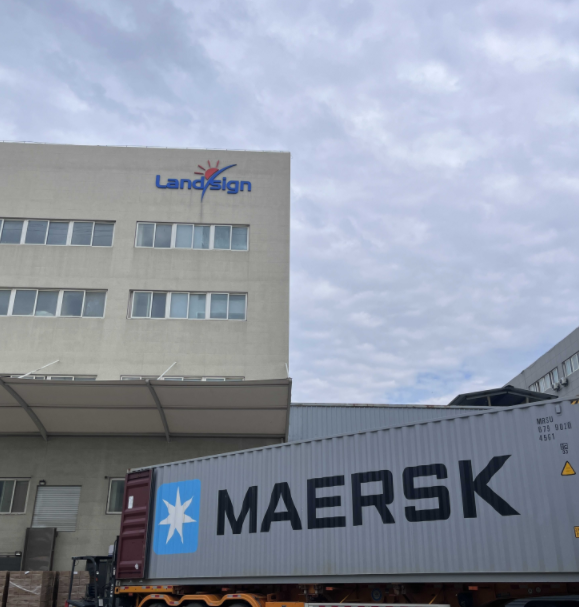 Le chargement et l'expédition des conteneurs tôt le matin démarrent à Landsign