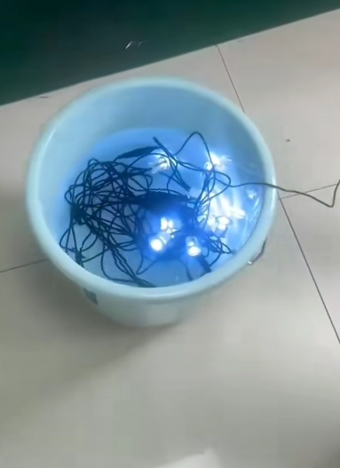 Les ampoules de terrasse sont soumises à des tests d'étanchéité immergées dans l'eau.